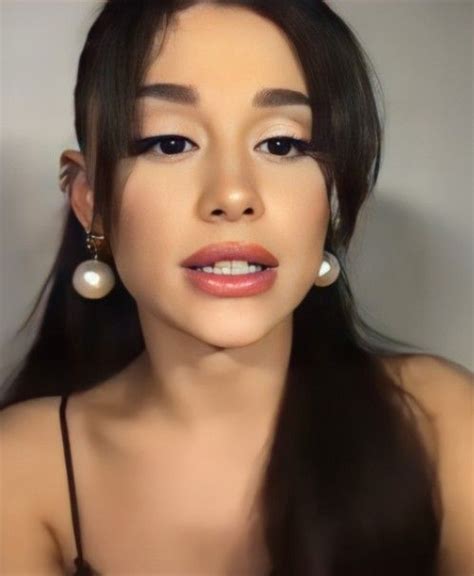 Ariana Grande pearl earrings